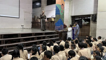Video of the Band display was shown during the assembly — photo 4